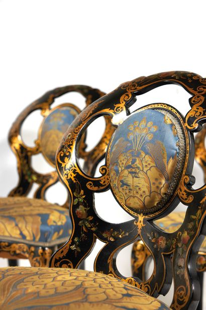 Suite de six chaises

à dossier en écusson...
