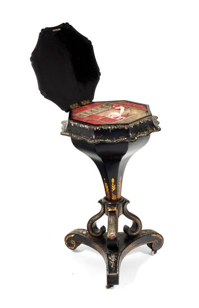 Table travailleuse 

de forme octogonale...