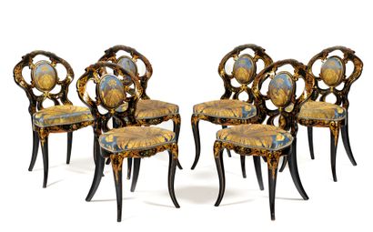 Suite de six chaises

à dossier en écusson...