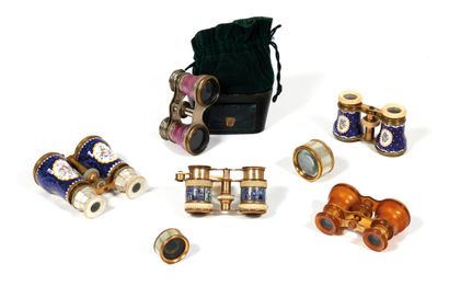 Ensemble

de cinq paires de jumelles de modèles...