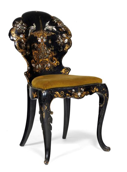 Chaise 

à dossier coquille légerement renversé...