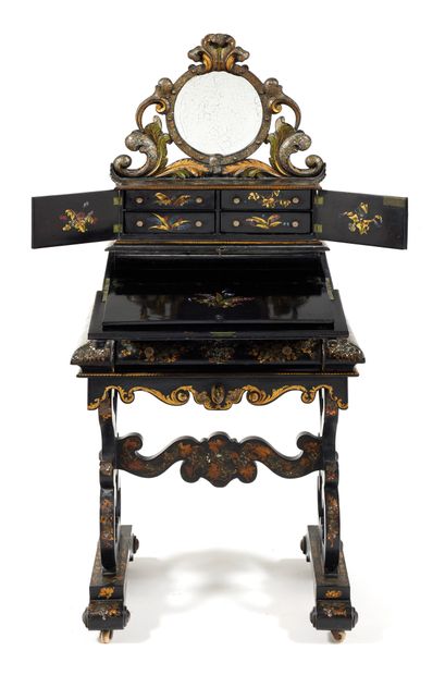 Meuble de dame

en bois noici et burgauté....