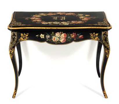 TABLE A JEU
Table à jeu 

de forme rectangulaire...