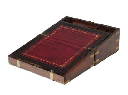 Coffret 
Coffret

formant écritoire en acajou...