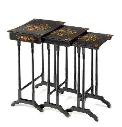 Suite de quatre tables gigognes 

à décor...