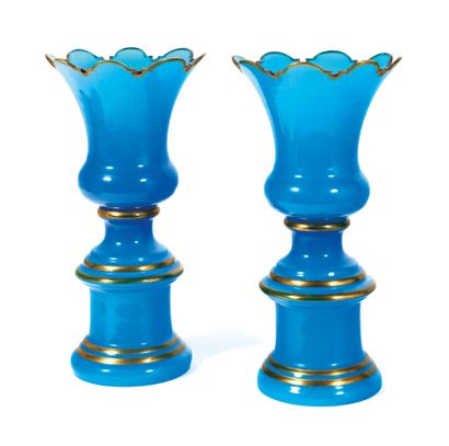 Paire de grands vases Médicis 

en opaline...