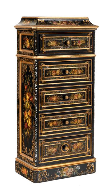 Chiffonnier 

à doucine en bois laqué noir...