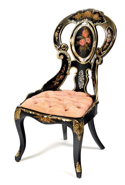 Chaise 

à dossier médaillon légèrement renversé...