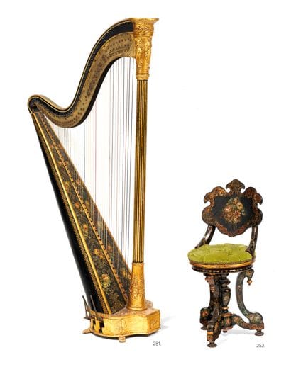 Harpe 

en bois laqué noir à décor burgauté...