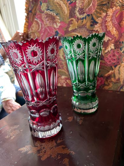 Deux vases en cristal taillé rougé et vert
H...
