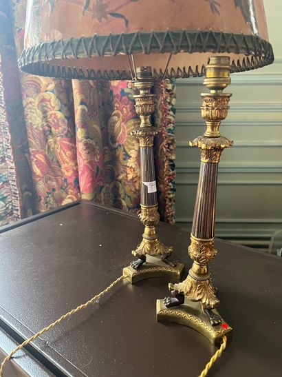 Paire de bougeoirs en métal doré à trois...