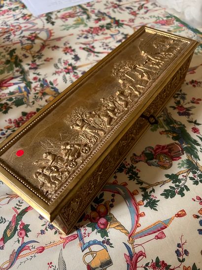 Grand coffret rectangulaire en bronze doré...