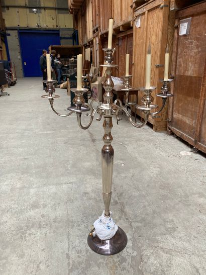 Paire de grands chandeliers en métal argenté...
