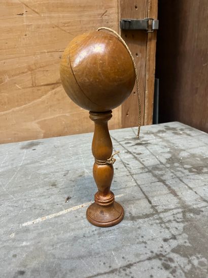 Bilboquet en bois
Hauteur : 28 cm