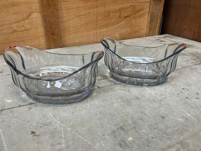 Deux coupes de forme navette en cristal taillé...