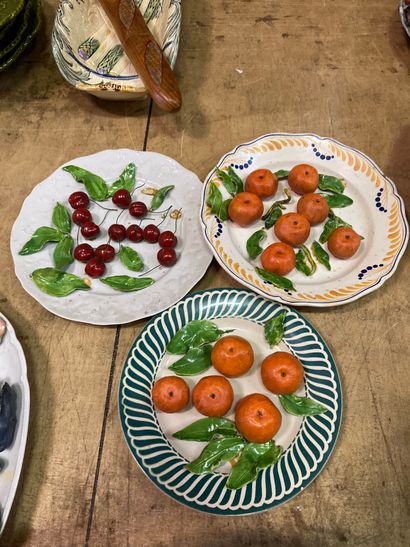 Trois assiettes rondes en porcelaine de modèles...