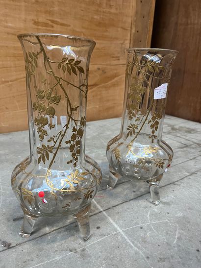 Paire de vases tripodes à long col en verre...