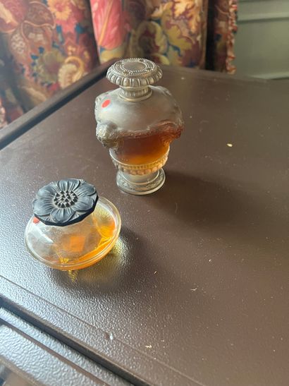 Deux flacons en verre moulé à parfum dont...
