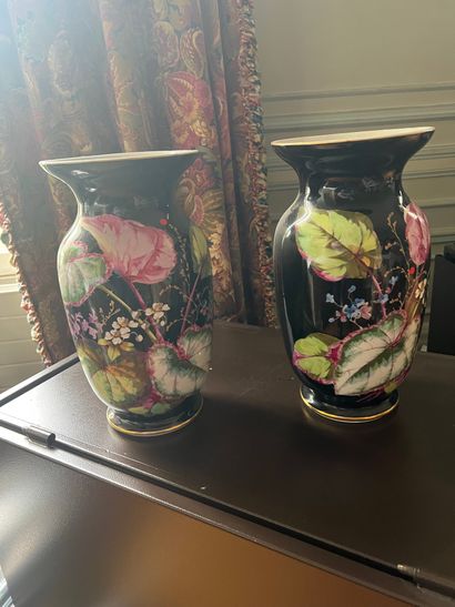 Paire de vases en porcelaine de Paris à décor...