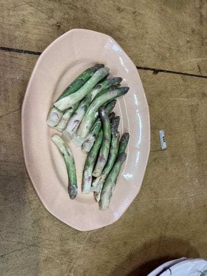Plat trompe l'œil en porcelaine ovale rose...