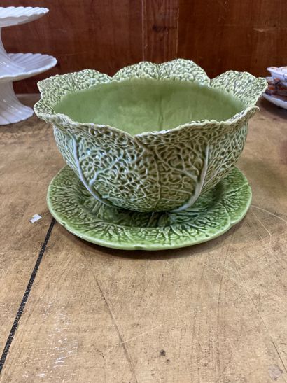 Saladier et son présentoir en porcelaine...