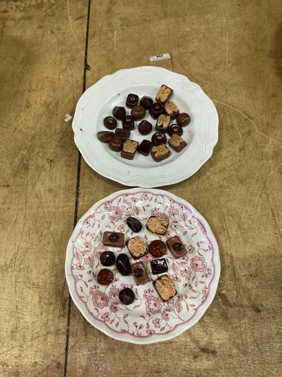 Ensemble de deux assiettes de tailles différentes...