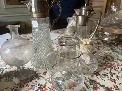 Trosi carafes à anse en cristal taillé, deux...