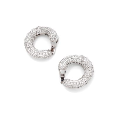 Paire de grandes créoles 

en or gris 18K...