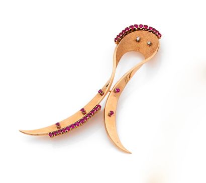 Broche ruban 

en or rose lisse et satiné,...