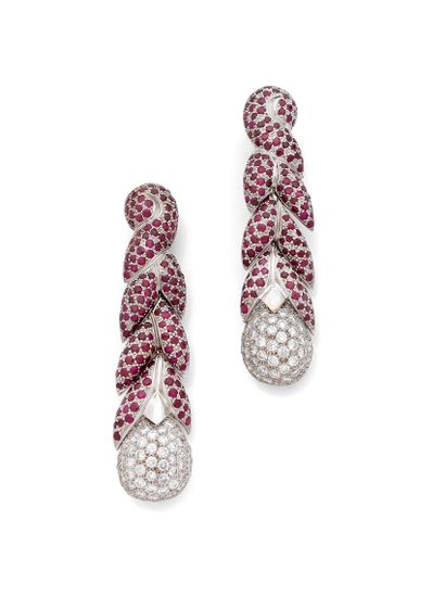 Paire de longs pendants d'oreilles 

en feuillages...