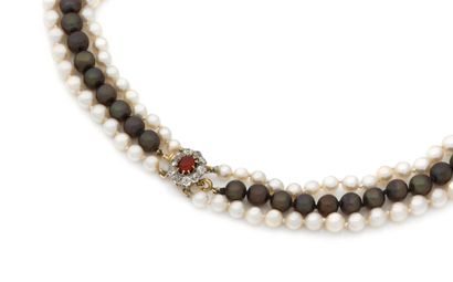 Collier de trois rangs de perles de culture...
