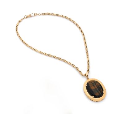 Pendentif 

de forme ovale en or 18K (750),...