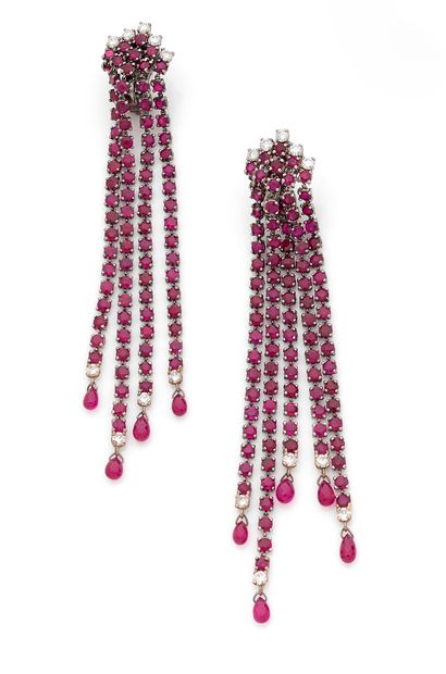 Paire de longs pendants d'oreilles 

en or...