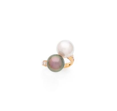 Bague croisée 

en or 18K (750), ornée de...