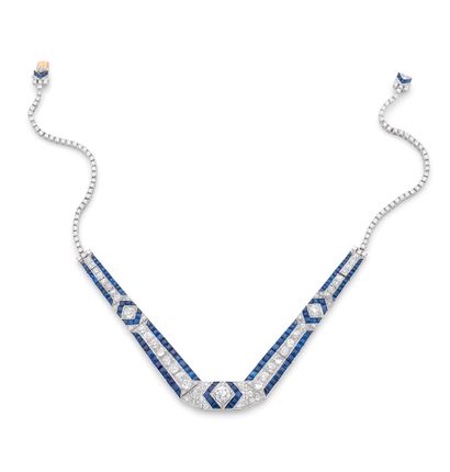 Collier 

en platine dessinant des motifs...