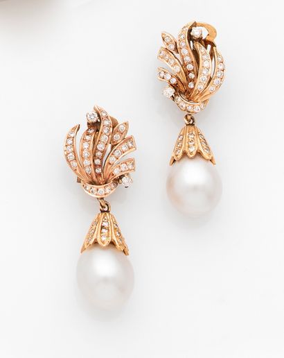 Paire de pendants d'oreilles 

en or 18K...