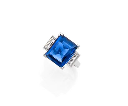 Bague 

en platine, ornée d'un saphir rectangulaire...