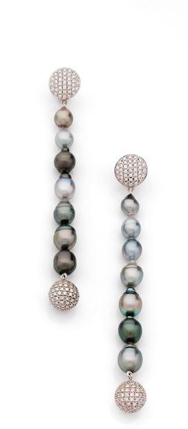 Paire de longs pendants d'oreilles 

en pastilles...