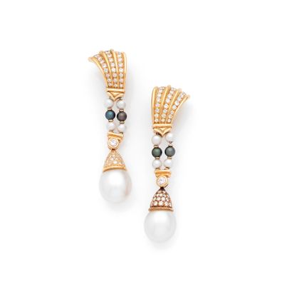 Paire de pendants d'oreilles 

en or 18K...