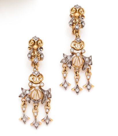 Paire de longs pendants d'oreilles 

en or...