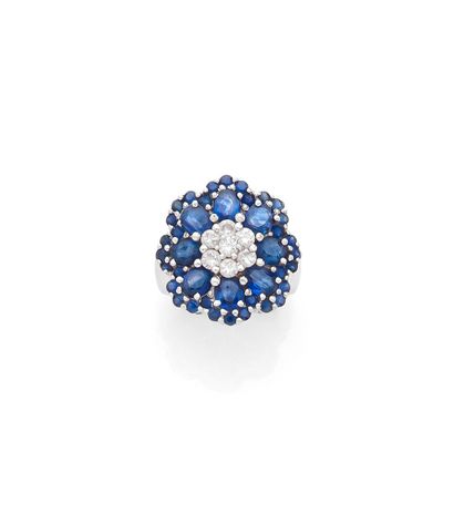 Bague 

en or gris 18K (750), le chaton formant...