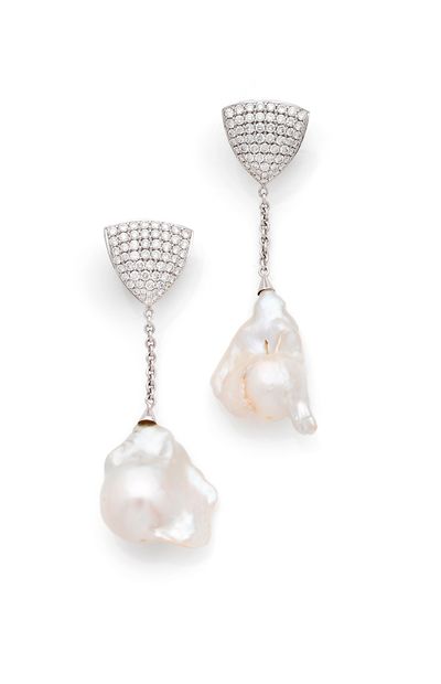 Paire de pendants d'oreilles 

en or gris...