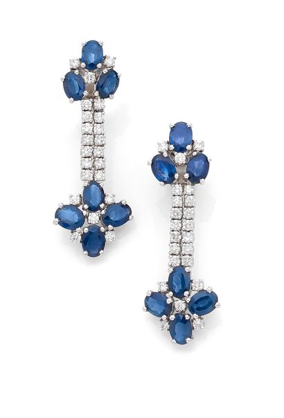 Paire de pendants d'oreilles 

en or gris...