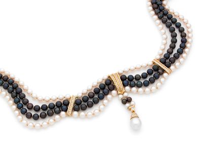 Collier 

de 4 rangs de perles de culture...