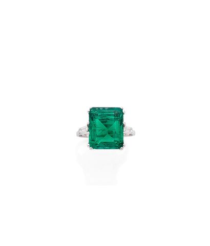Bague 

en platine, ornée d'une émeraude...