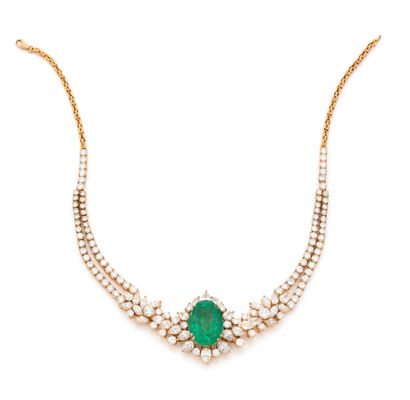 Collier 

en or 18K (750), orné d'une émeraude...