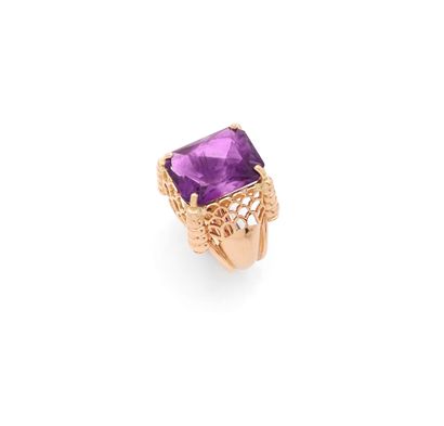 Bague 

en or 18K (750), la corbeille ajourée...