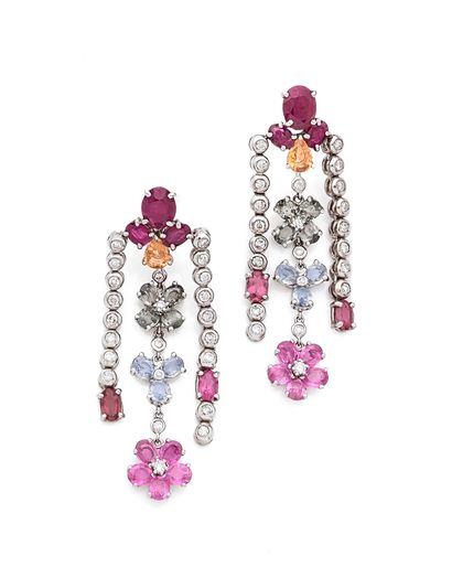 Paire de pendants d'oreilles 

en or gris...