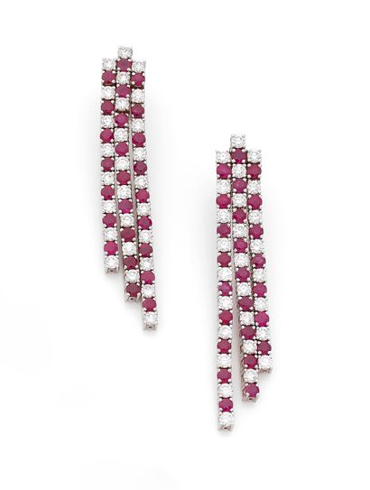 Paire de pendants d'oreilles 

en or 18K...