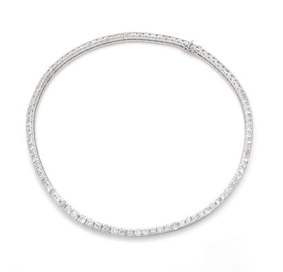 Collier 

en or gris 18K (750), serti de...